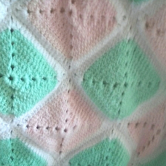 Handmade Crocheted Spring Pink Green White Pastel Afghan Blanket Throw NWT - Picture 2 of 2